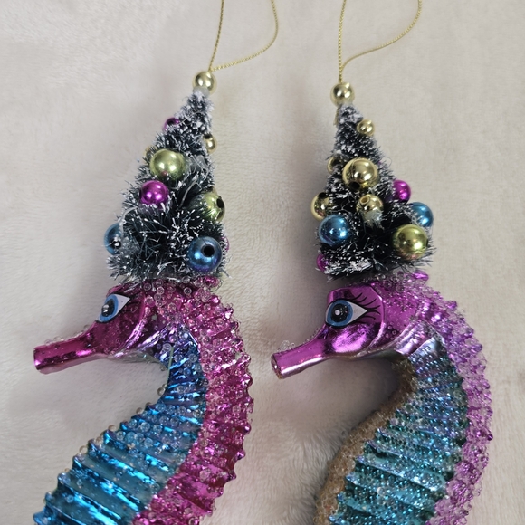 Christmas Ornament seahorse with chritmas tree - Picture 2 of 8